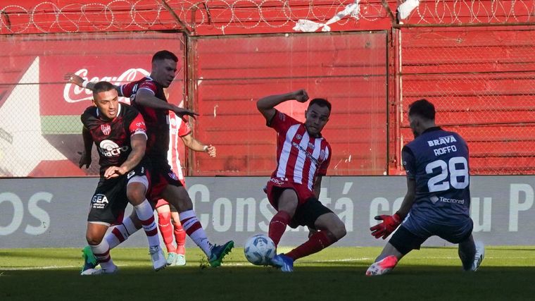 Barracas Central se impuso ante Instituto en un partido clave. Foto: @barracascentral