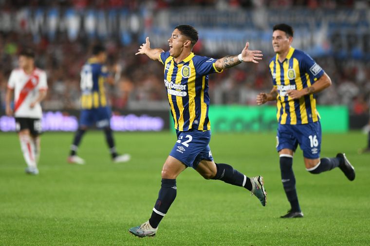 Giaccone festeja el primer tanto de Central ante River. (Foto: @RosarioCentral)