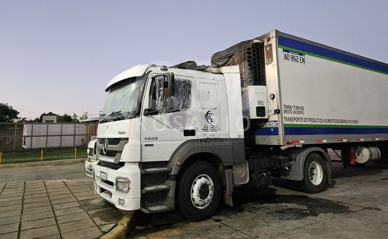 El camión que recibió el ataque incendiario.