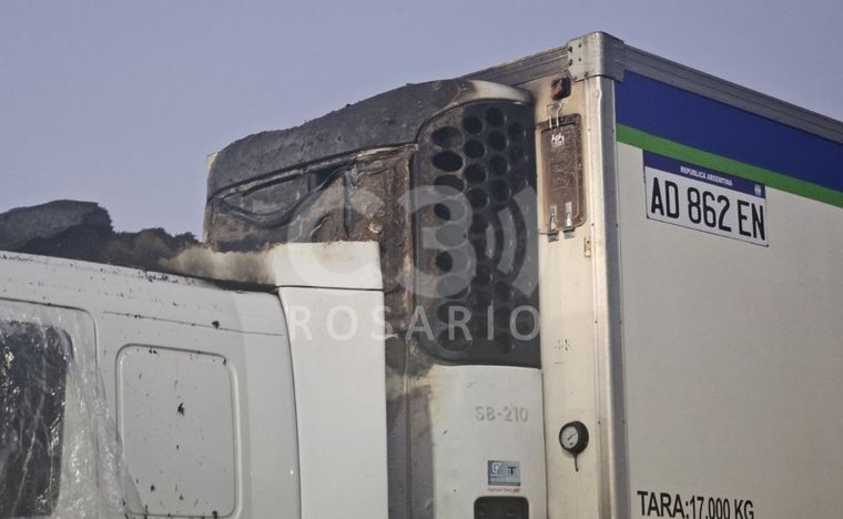 FOTO: El camión que recibió el ataque incendiario.