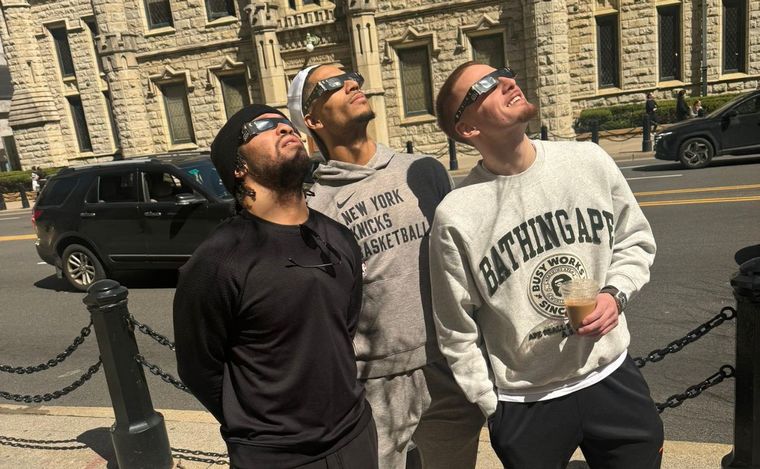 Los jugadores de los Knicks de la NBA disfrutando del eclipse. (Foto:@jalenbrunson1)
