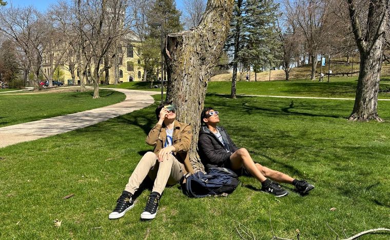 El eclipse en una universidad estadounidense. (Foto:@Augustana_IL)