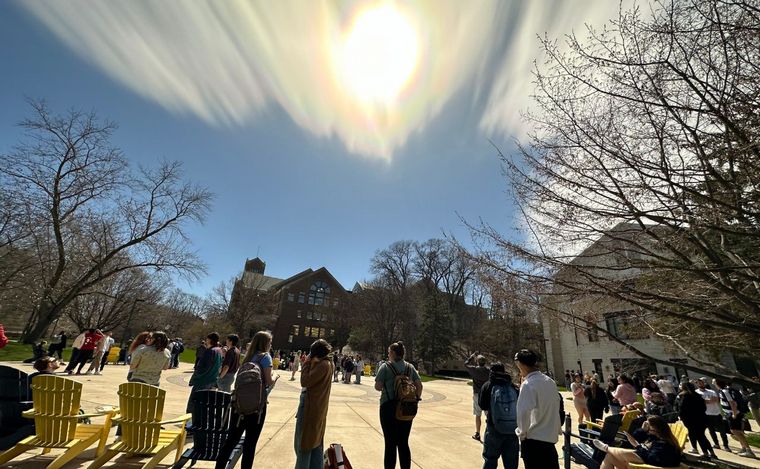 FOTO: El eclipse en una universidad estadounidense. (Foto:@Augustana_IL)