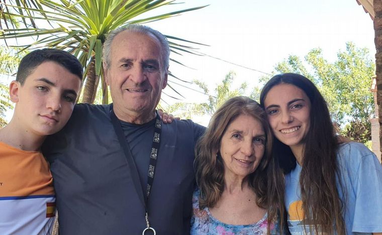 Denise y su abuelo, al que le rinde homenaje en su camiseta. 