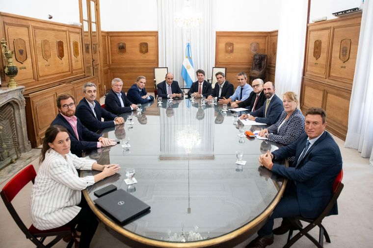 FOTO: Diputados de Hacemos Coalición Federal, en la mesa de negociación con el Gobierno.