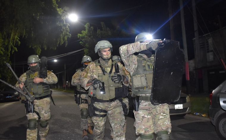 Allanamientos por los crímenes de los taxistas, el colectivero y el playero.
