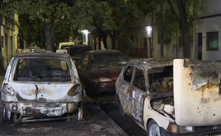FOTO: Autos incendiados en Villa Luro. (Foto: NA)