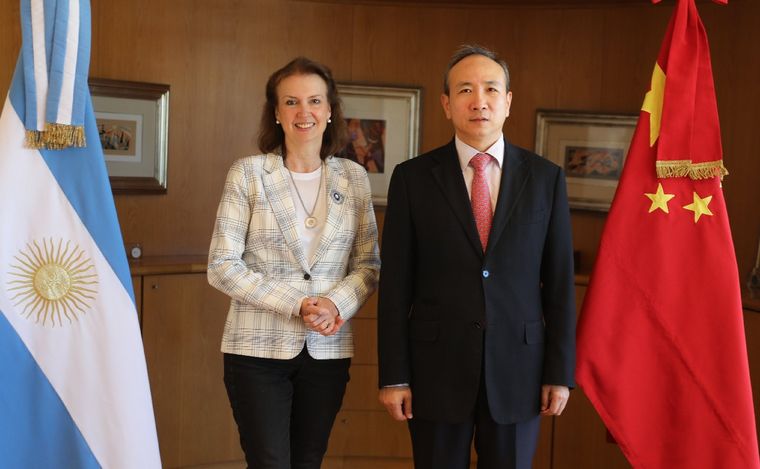 FOTO: Diana Mondino con el embajador chino en Argentina, Wang Wei. (Foto: Cancillería)