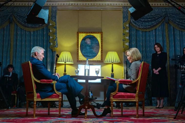 FOTO: Gillian Anderson y Rufus Sewell protagonizan el film furor en Netflix.
