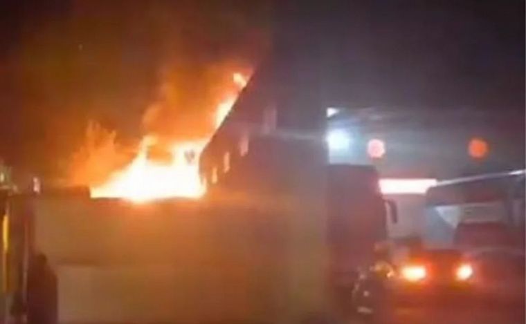 FOTO: Se prendió fuego un deposito de micros en Ituzaingó. 