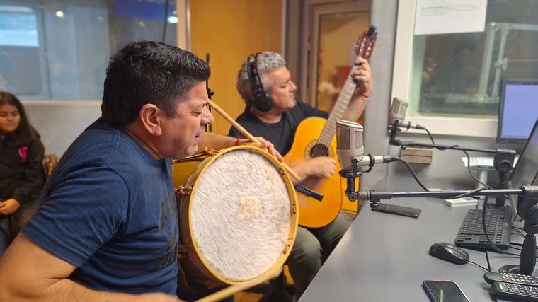 Los Duarte llenaron de folklore los estudios de Cadena 3 anticipando su peña