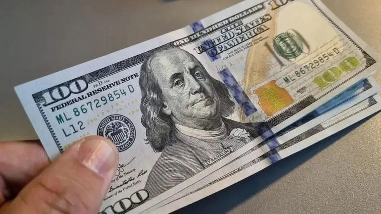 FOTO: El dólar blue subió por primera vez en el mes y alcanzó nuevamente los $1.000