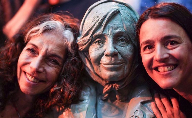 Inauguraron una escultura en honor a Sonia Torres.