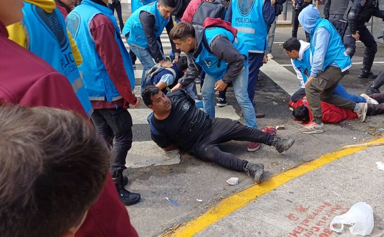 FOTO: Incidentes entre manifestantes y la Policía en CABA. (Orlando Morales/Cadena 3)