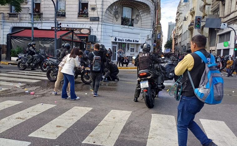 Incidentes entre manifestantes y la Policía en CABA. (Orlando Morales/Cadena 3)