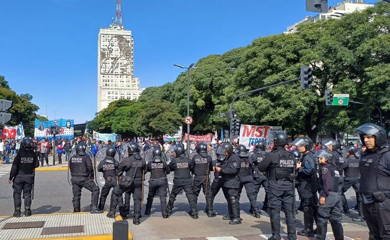 FOTO: Incidentes entre manifestantes y la Policía en CABA. (Orlando Morales/Cadena 3)