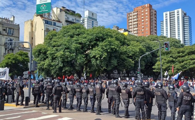Incidentes entre manifestantes y la Policía en CABA. (Orlando Morales/Cadena 3)