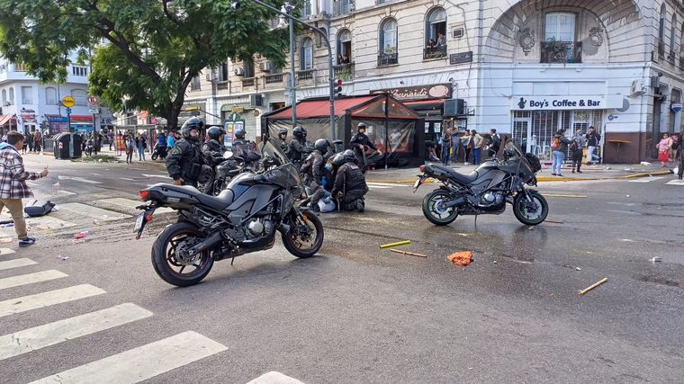 Incidentes entre manifestantes y la Policía en CABA. (Orlando Morales/Cadena 3)