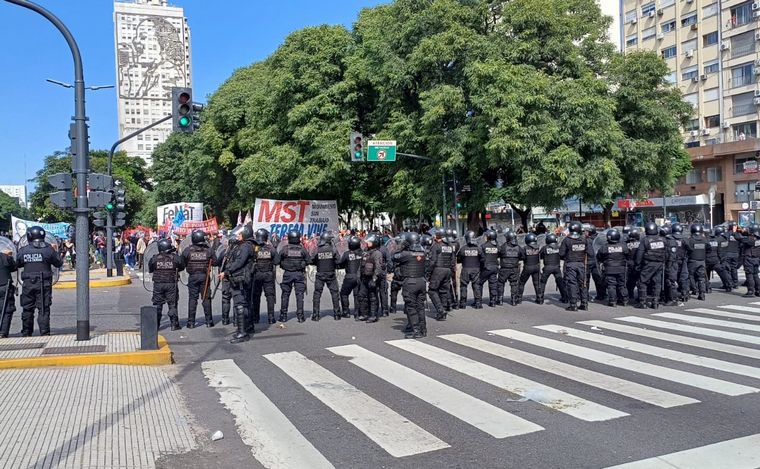 Incidentes entre manifestantes y la Policía en CABA. (Orlando Morales/Cadena 3)