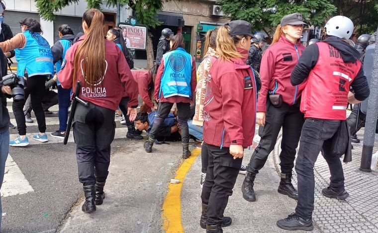 Incidentes entre manifestantes y la Policía en CABA. (Orlando Morales/Cadena 3)