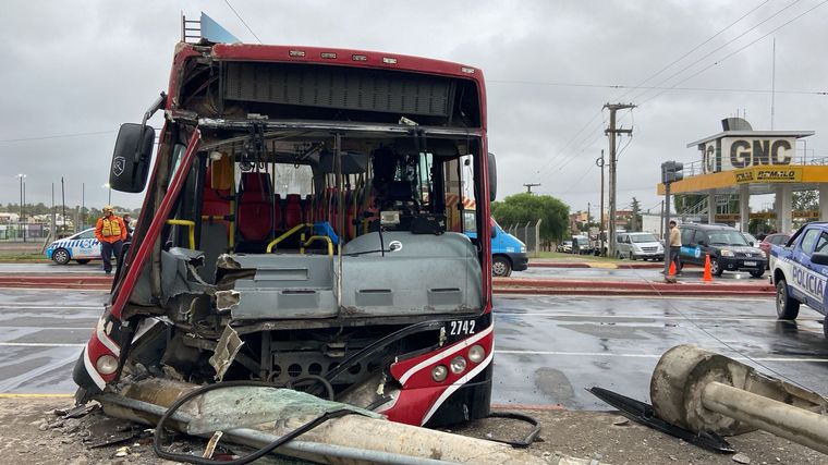 FOTO: Un colectivo chocó contra un poste en avenida Colón: la conductora, herida