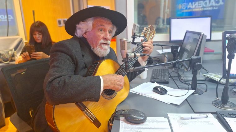 Orlando Vera cruz visitó los estudios de Cadena 3