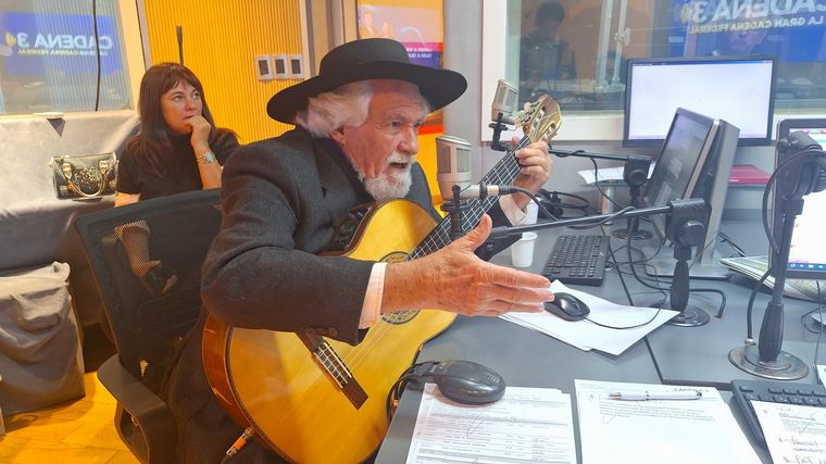 Orlando Vera cruz visitó los estudios de Cadena 3