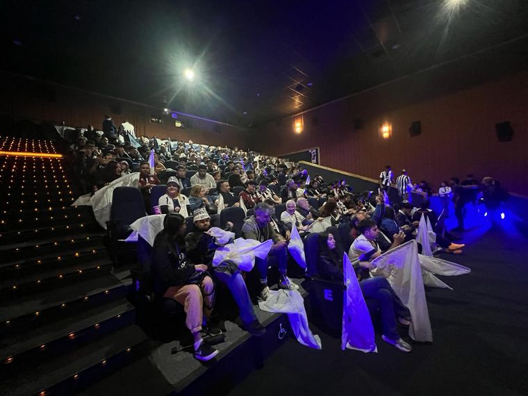 Te vi en el cine: buscate en la sala de cines dino viendo a Talleres