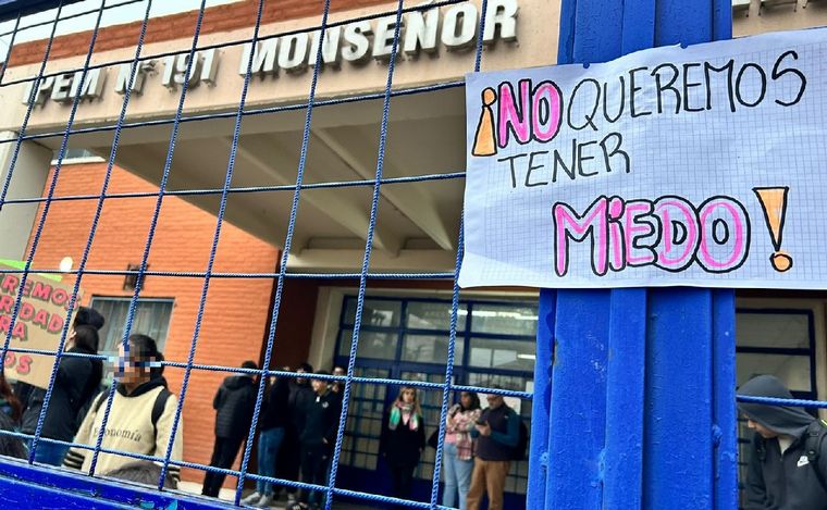 Familias exigen más seguridad en el IPEM 191 de Córdoba. (Lucía González/Cadena 3)