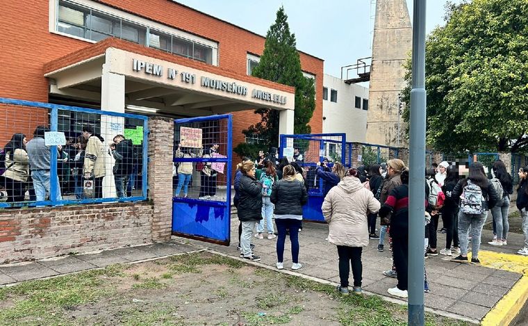 Familias exigen más seguridad en el IPEM 191 de Córdoba. (Lucía González/Cadena 3)