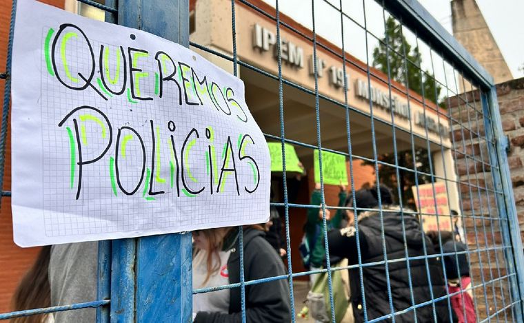 FOTO: Familias exigen más seguridad en el IPEM 191 de Córdoba. (Lucía González/Cadena 3)