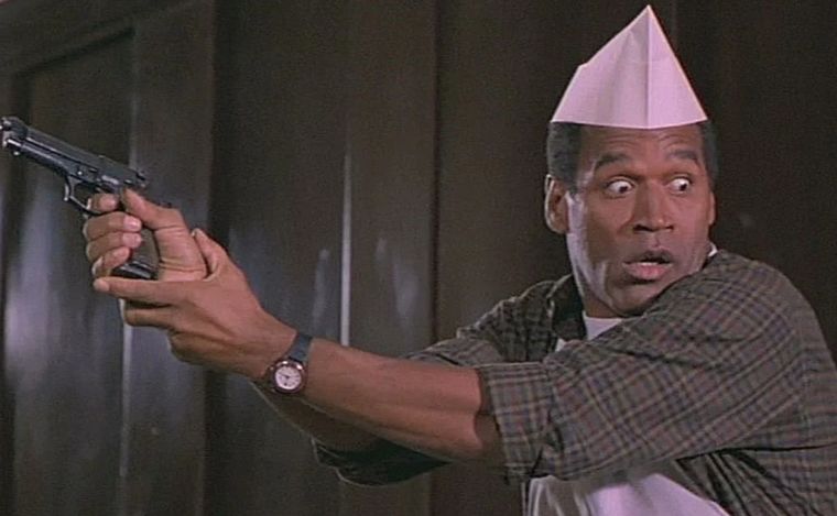 Actuando en "La pistola desnuda".