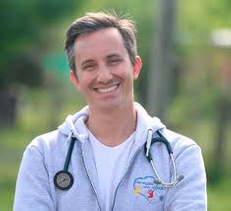 Mariano Masciocchi: un médico clínico que les canta a sus pacientes para sanar