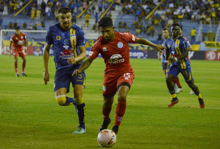 FOTO: En la ida en Ecuador, Belgrano y Delfín empataron 1-1.