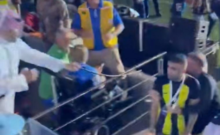 Un hincha saudí atacó a un jugador. (Foto:Captura video)