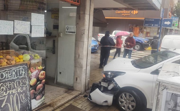 FOTO: Un auto se incrustó en dos locales en Córdoba. (Fernando Barrionuevo/Cadena 3)