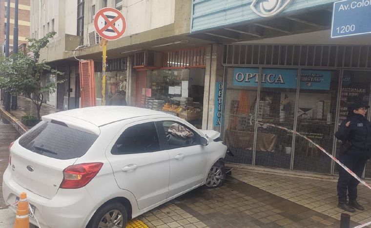 Un auto se incrustó en dos locales en Córdoba. (Fernando Barrionuevo/Cadena 3)
