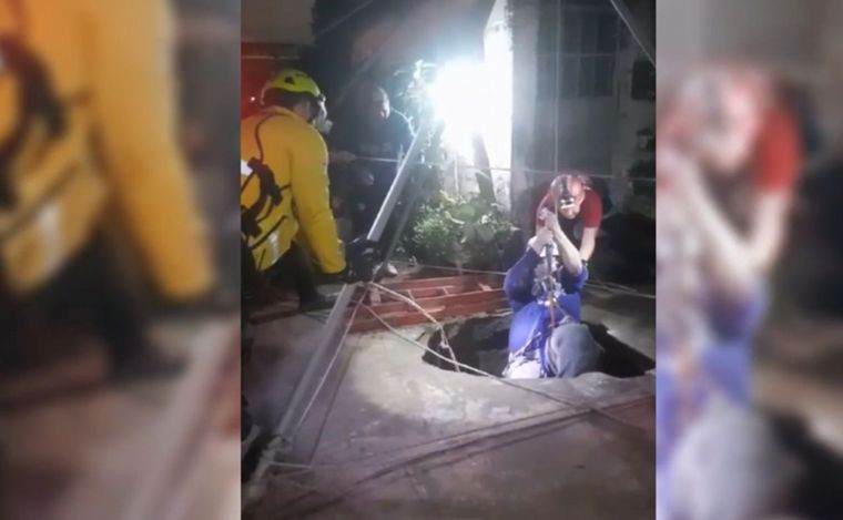Rescataron a un hombre de un pozo ciego. (Foto:Captura video)