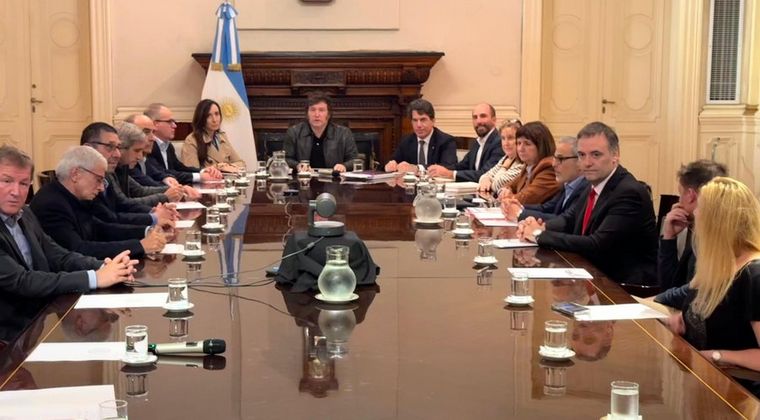 FOTO: El jefe de Estado, Javier Milei, preside el encuentro del comité de crisis. 