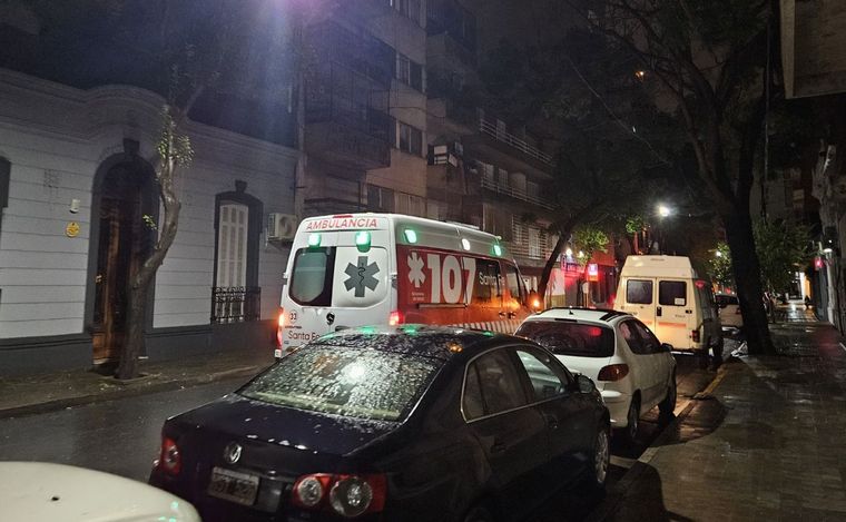 FOTO: Una ambulancia del SIES llegó para socorrer a los afectados por el incendio.