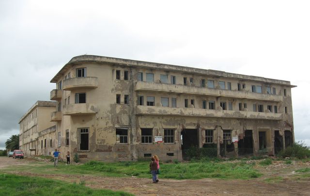 La derruida fachada del Gran Hotel Viena, de controvertido pasado.