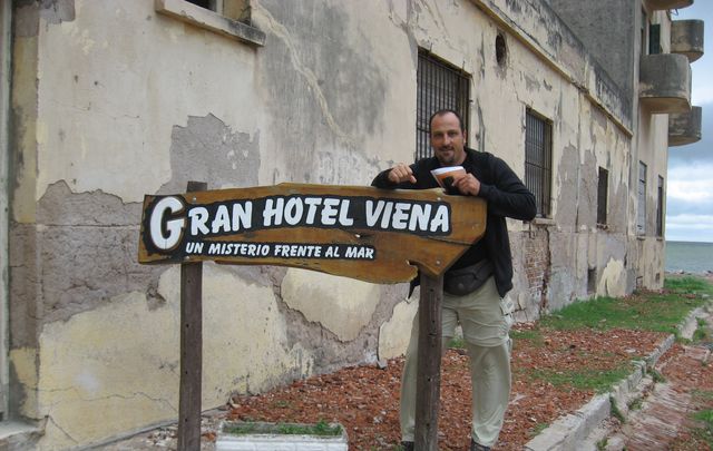 Una de las visitas obligadas es el Gran Hotel Viena, un enigmático espacio construído entre 1940 y 1945.