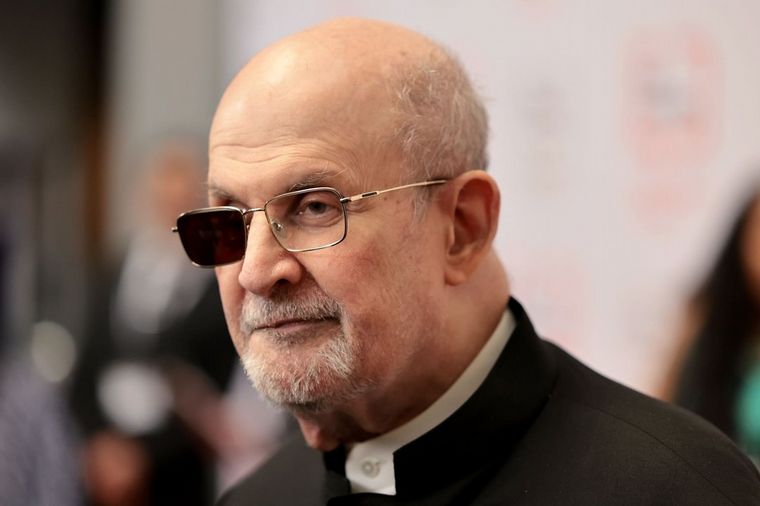 Salman Rushdie confesó que haber perdido un ojo lo afecta todos los días