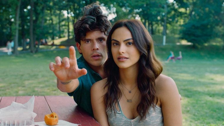 Rudy Mancuso y Camila Mendes, en una comedia musical que vale la pena ver.