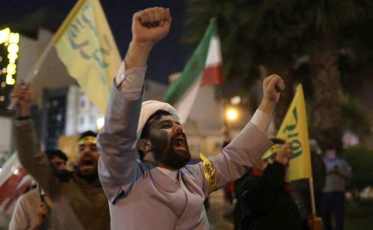 FOTO: Iraníes celebran en la calle, después del ataque del IRGC contra Israel, en Teherán.