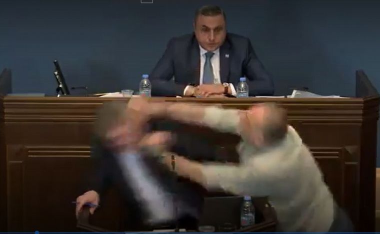 FOTO: Escándalo en el Parlamento de Georgia: legisladores a las trompadas