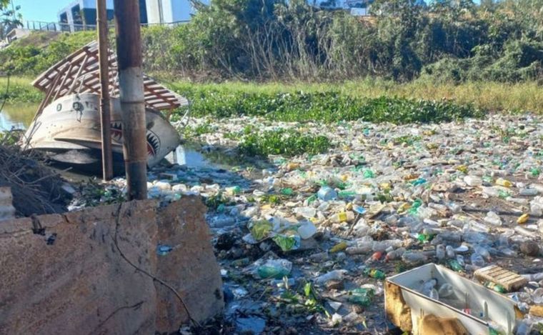 El arroyo Ludueña, rebalsado de basura.