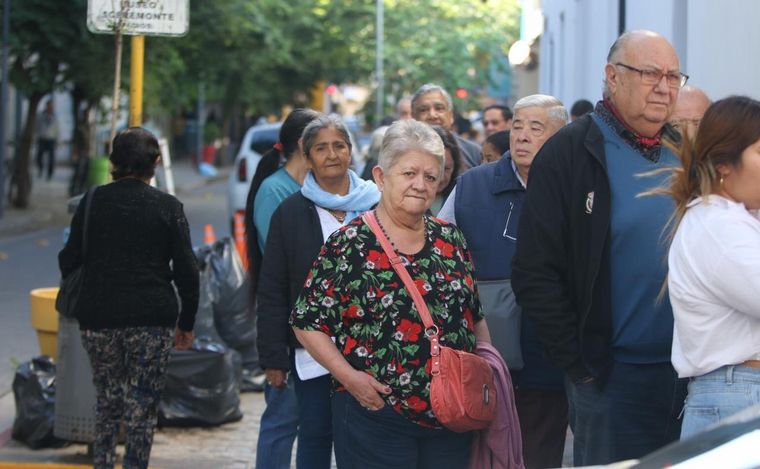 FOTO: Jubilados hacen fila en la sede de Anses en Córdoba. (Foto: Daniel Cáceres/Cadena 3)