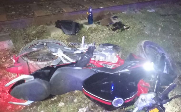 La moto en la que escapaban los delincuentes.