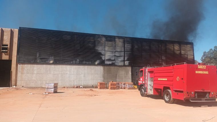 Video: un importante incendio afectó un depósito de la empresa Astori